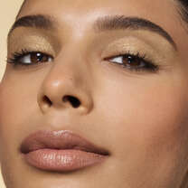 Model Wearing It's Gilt Gold Sparkle Eyeshadow